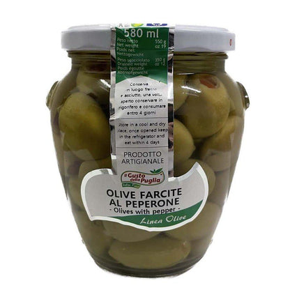 Dettaglio olive farcite e schiacciate piccanti